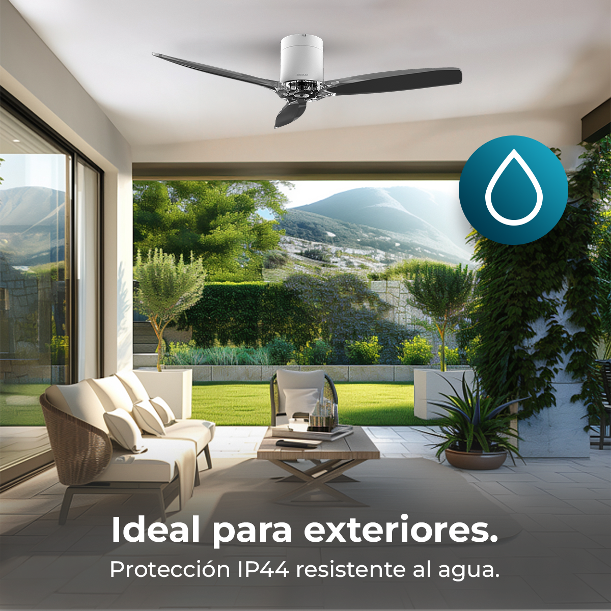 Scena esterna con ventilatore a soffitto. Un patio con divano, tavolo e piante. Un'icona a goccia d'acqua a destra. Montagne sullo sfondo.