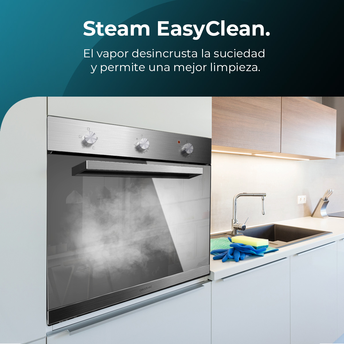 Un horno humeante, en una cocina moderna. Se ve vapor dentro del horno. Hay suministros de limpieza junto al fregadero.