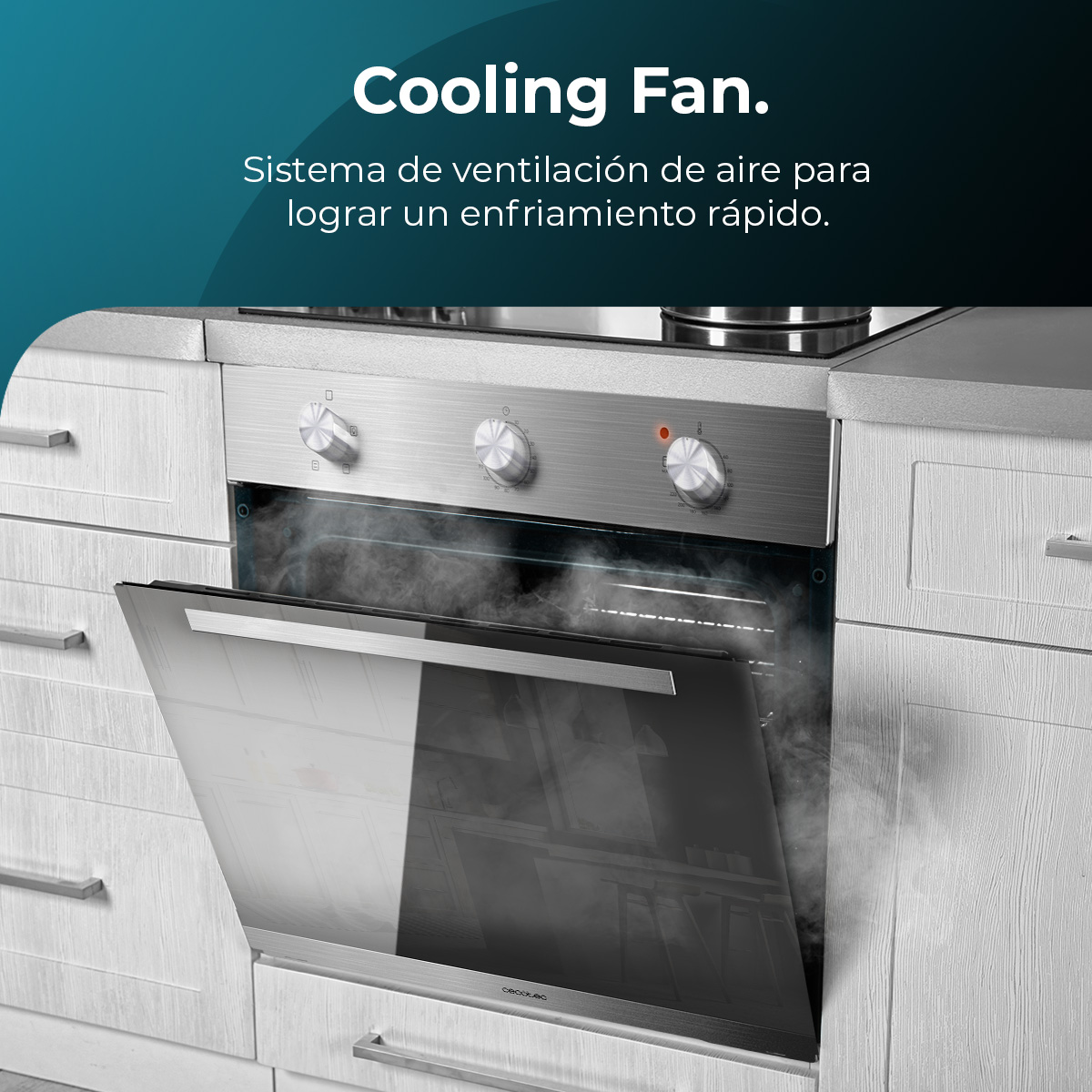 Un horno está abierto y sale vapor. Está en una cocina con armarios de madera blancos. El horno tiene una fachada de acero inoxidable.