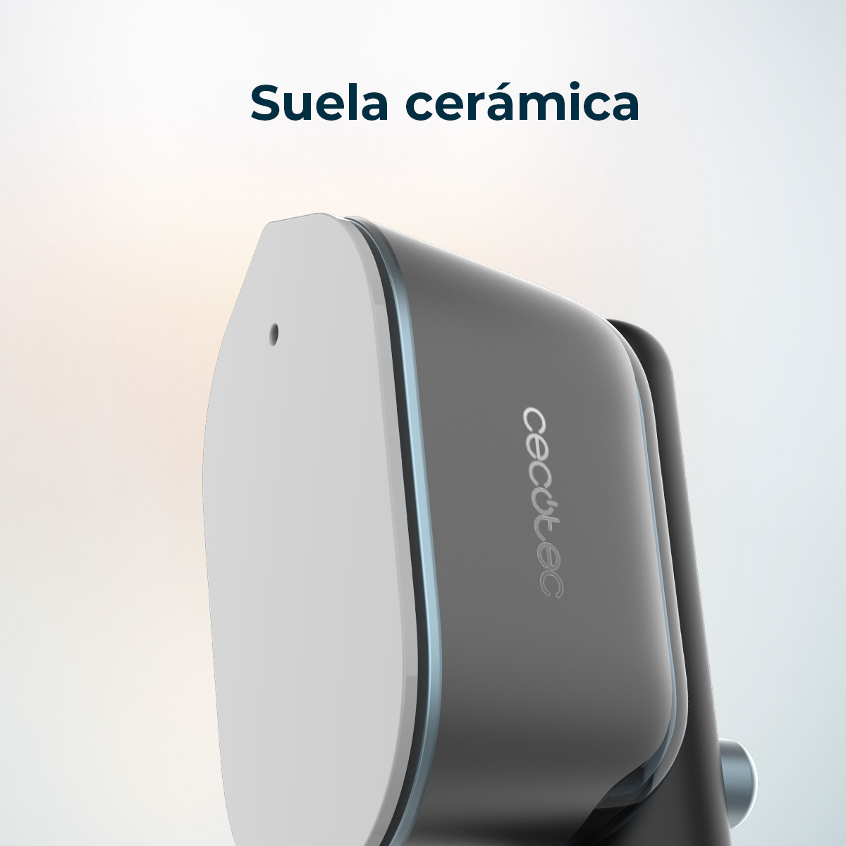 Primo piano di un elettrodomestico grigio e bianco. La parola 'cecotec' è visibile. Il testo 'Suela cerámica' è in alto.