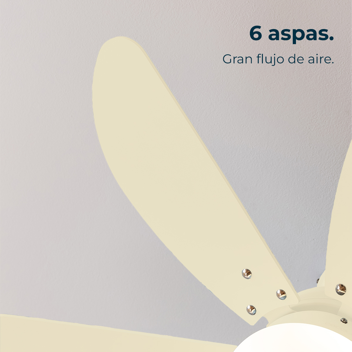 Ventilatore da soffitto color crema con sei pale su sfondo grigio chiaro. Il testo dice: '6 pale. Grande flusso d'aria'.