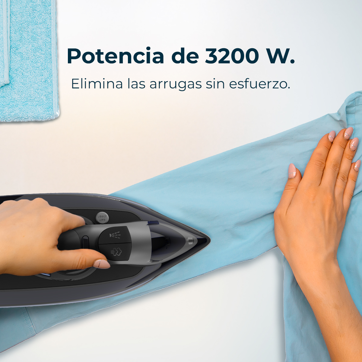 Ręka prasuje błękitną koszulę czarno-szarym żelazkiem. Niebieski ręcznik jest u góry po lewej. Tekst: Moc 3200 W, bez wysiłku usuwa zagniecenia.