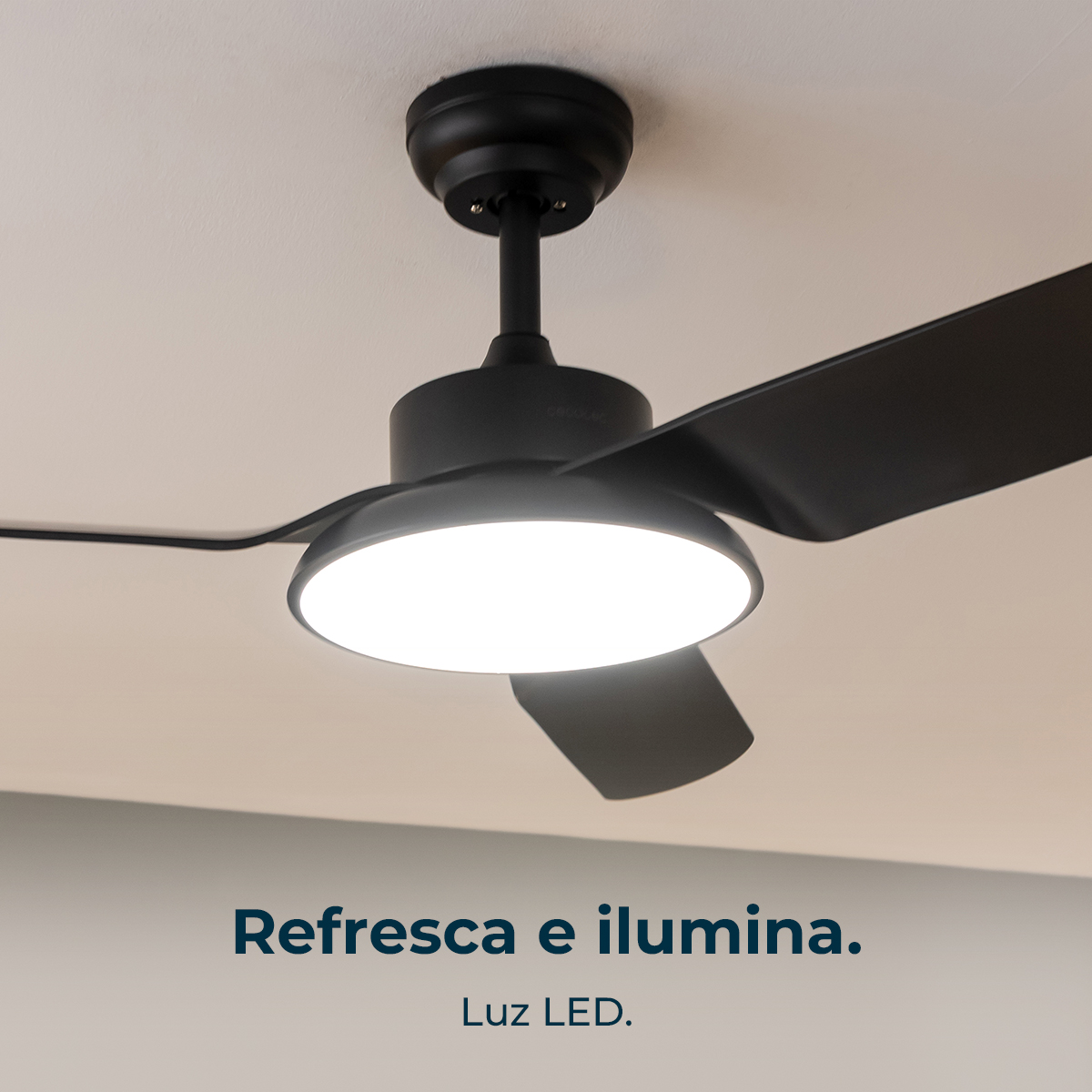 Un ventilatore da soffitto nero con una luce LED brillante è montato su un soffitto bianco. Le pale sono nere.