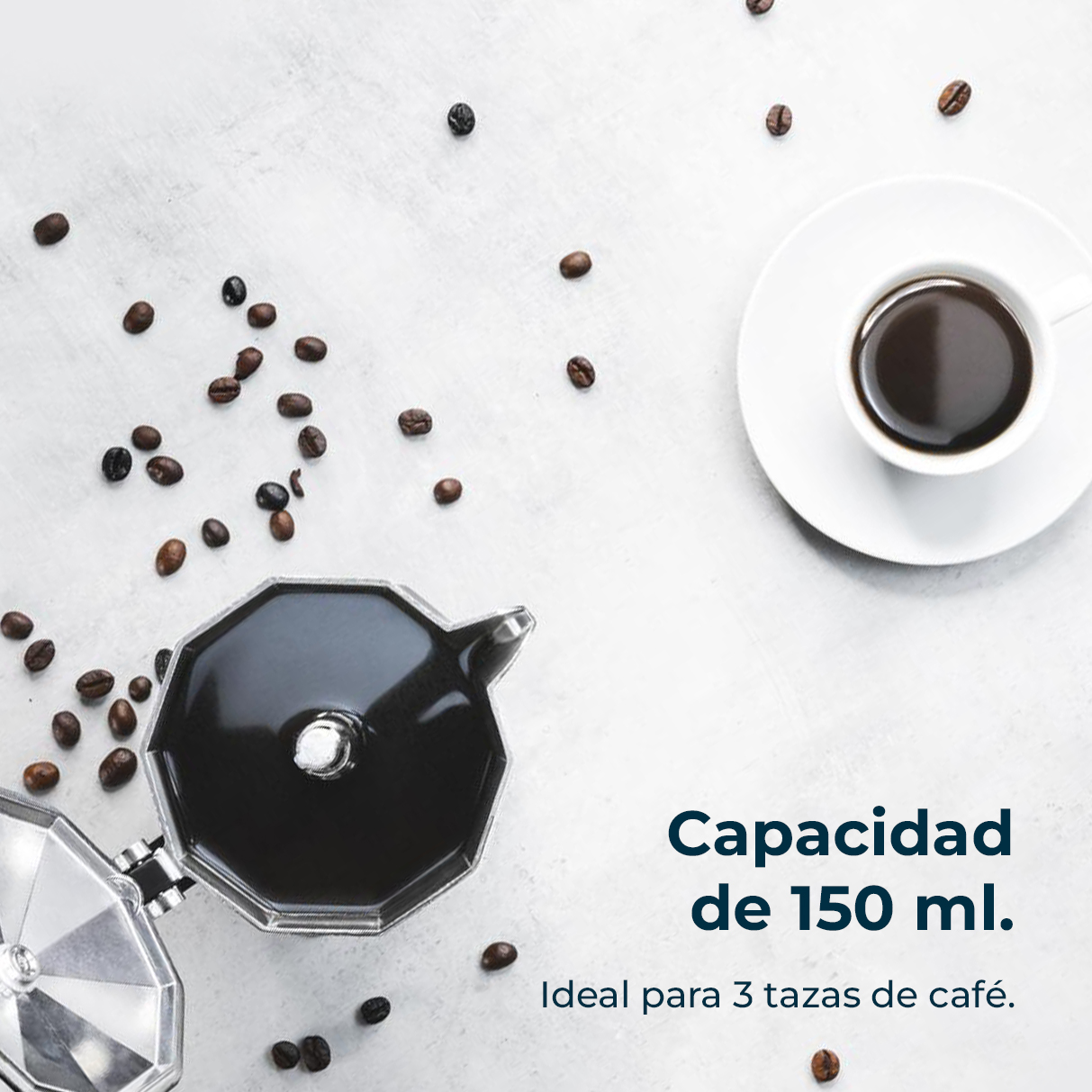Ziarna kawy rozrzucone wokół ekspresu do kawy i filiżanki kawy. Tekst mówi: "Pojemność 150 ml, idealna na 3 filiżanki kawy."