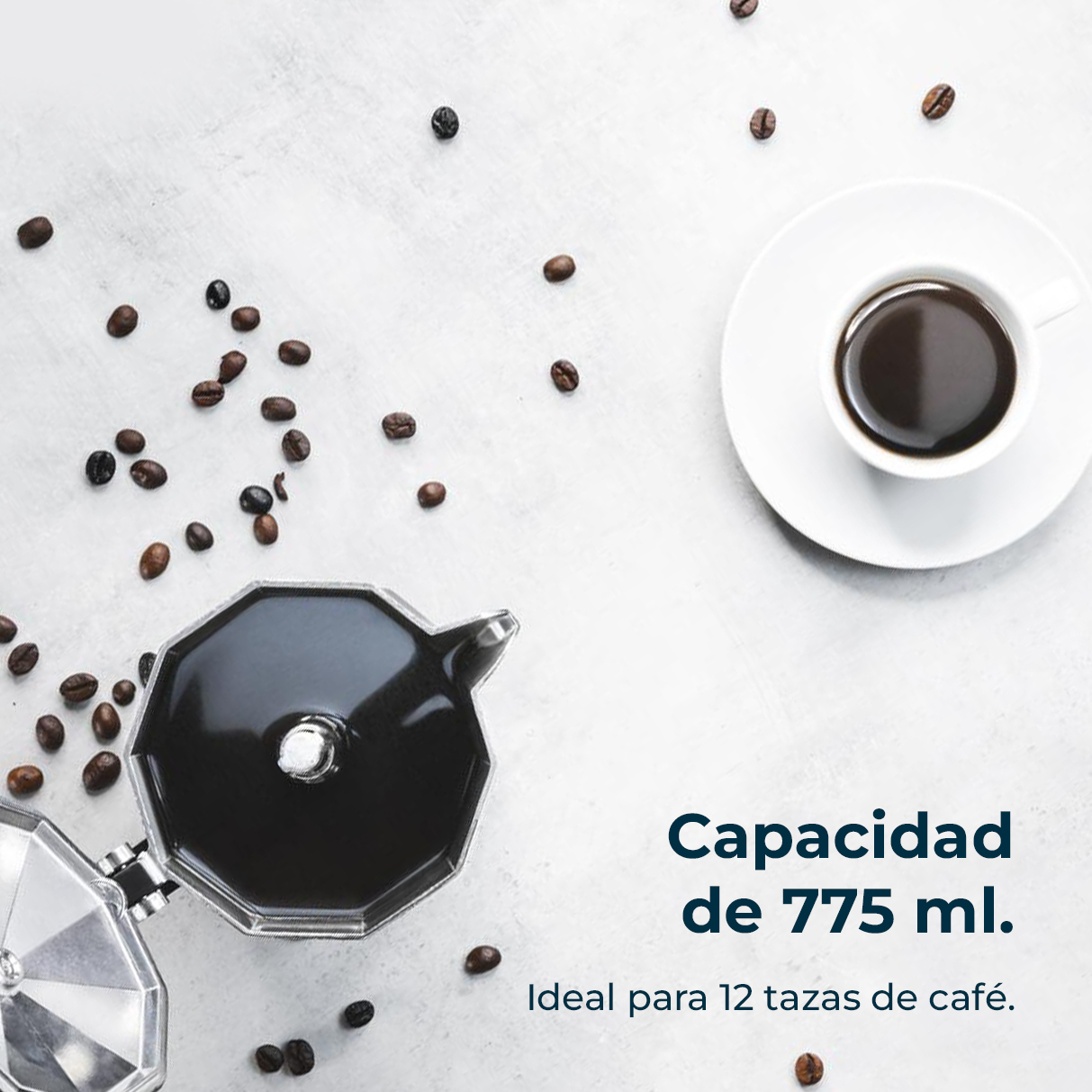 Granos de café, cafetera y taza de café sobre superficie blanca. Texto indica capacidad de 775 ml, ideal para 12 tazas.