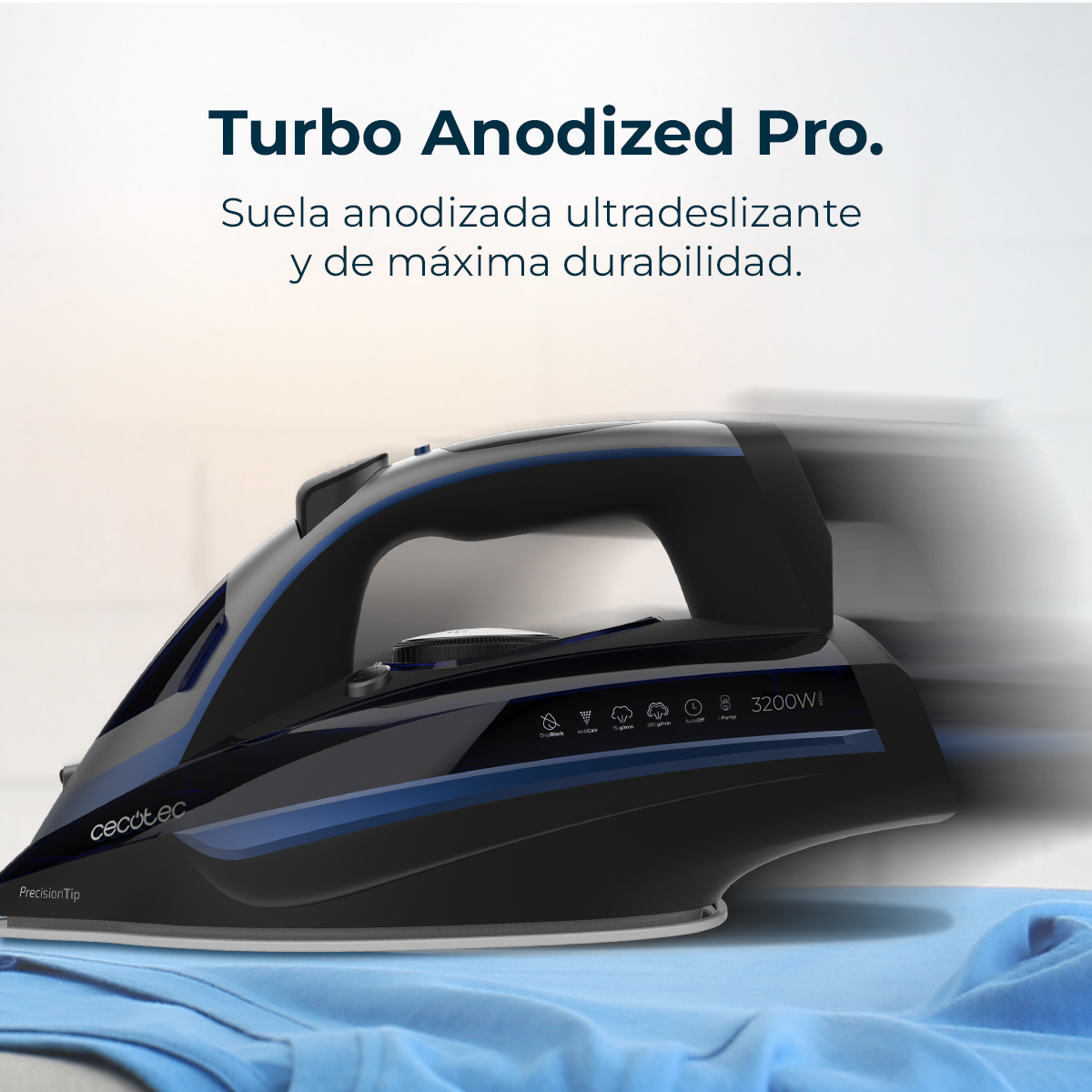 Czarne żelazko z niebieskimi akcentami, na niebieskiej tkaninie. U góry napis 'Turbo Anodized Pro'. Marka to Cecotec.