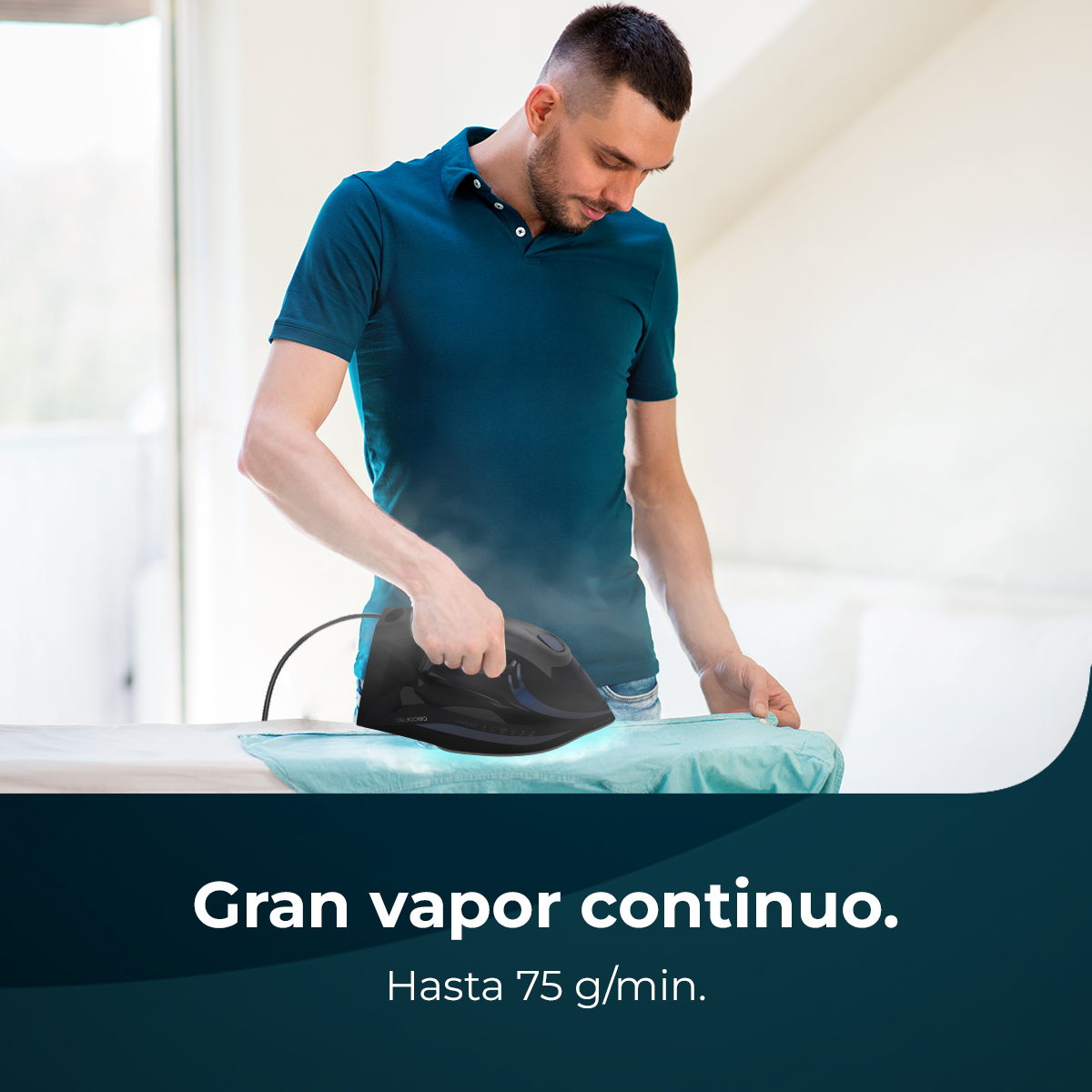 Ein Mann bügelt ein blaues Hemd mit einem schwarzen Bügeleisen, Dampf steigt auf. Text: 'Gran vapor continuo. Hasta 75 g/min.'