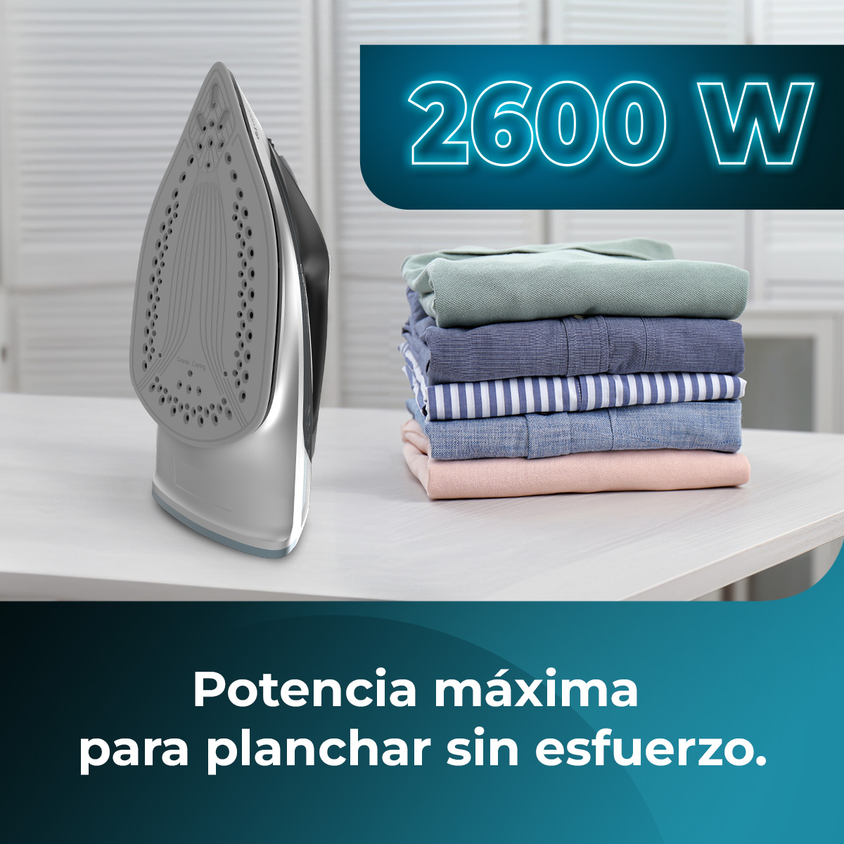 An iron with a stack of folded clothes. Text reads: Potencia máxima para planchar sin esfuerzo and 2600 W.