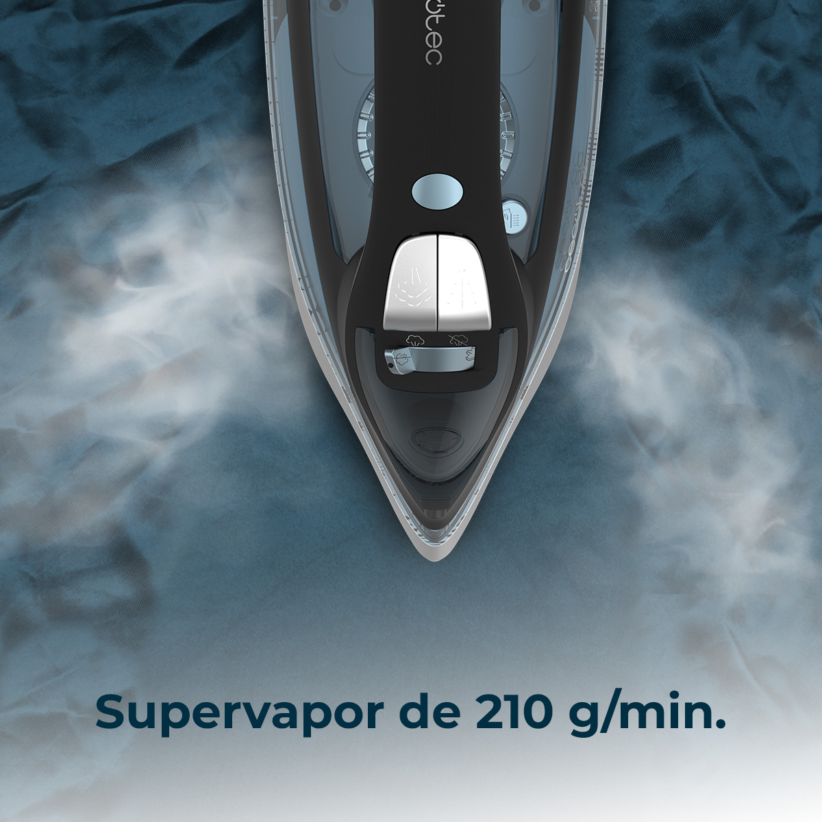 A close-up of a black and gray iron steaming on a blue wrinkled surface. Text at the bottom: Supervapor de 210 g/min.
