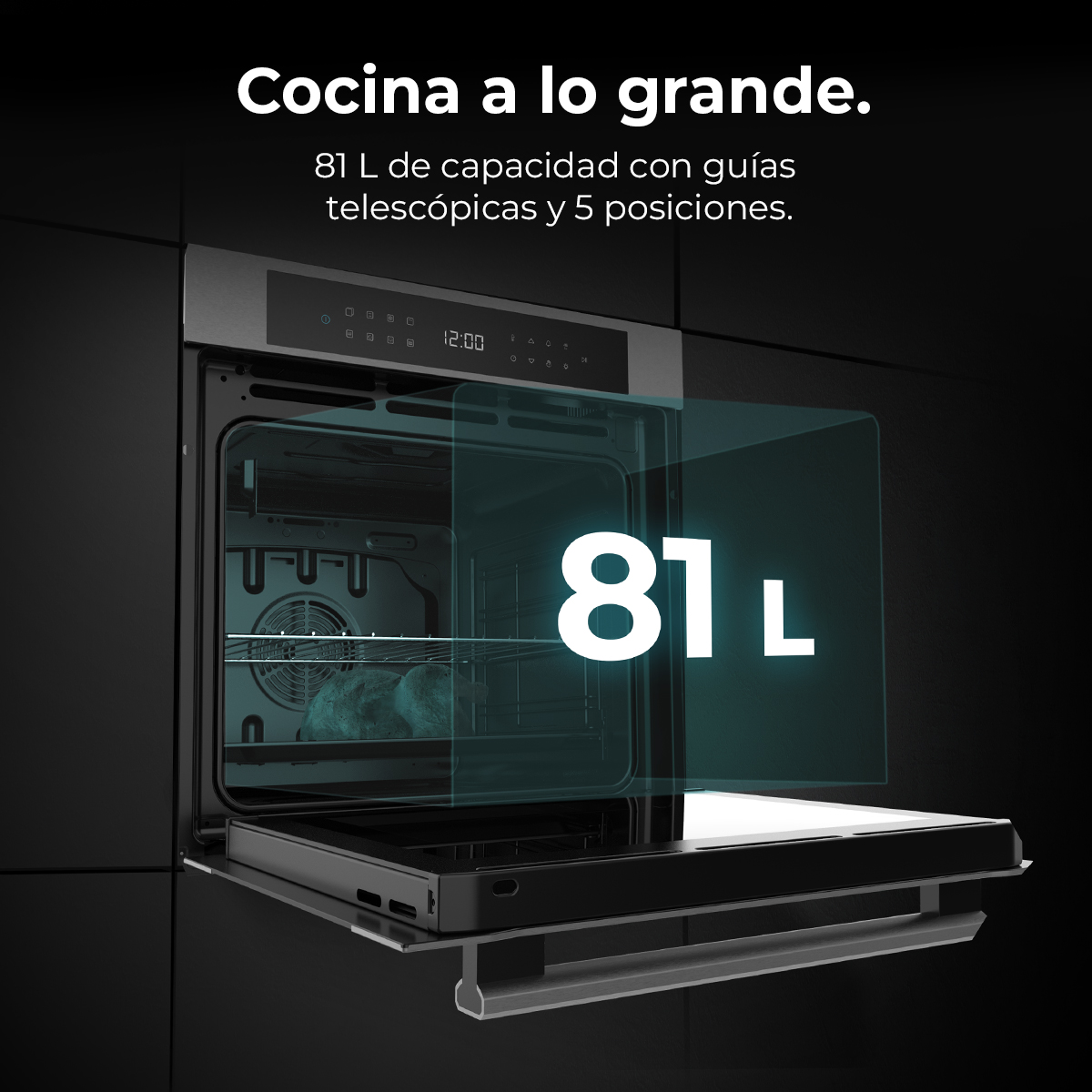 Horno abierto con capacidad de 81L. El texto dice: Cocina a lo grande. El horno muestra la hora. El horno es negro.