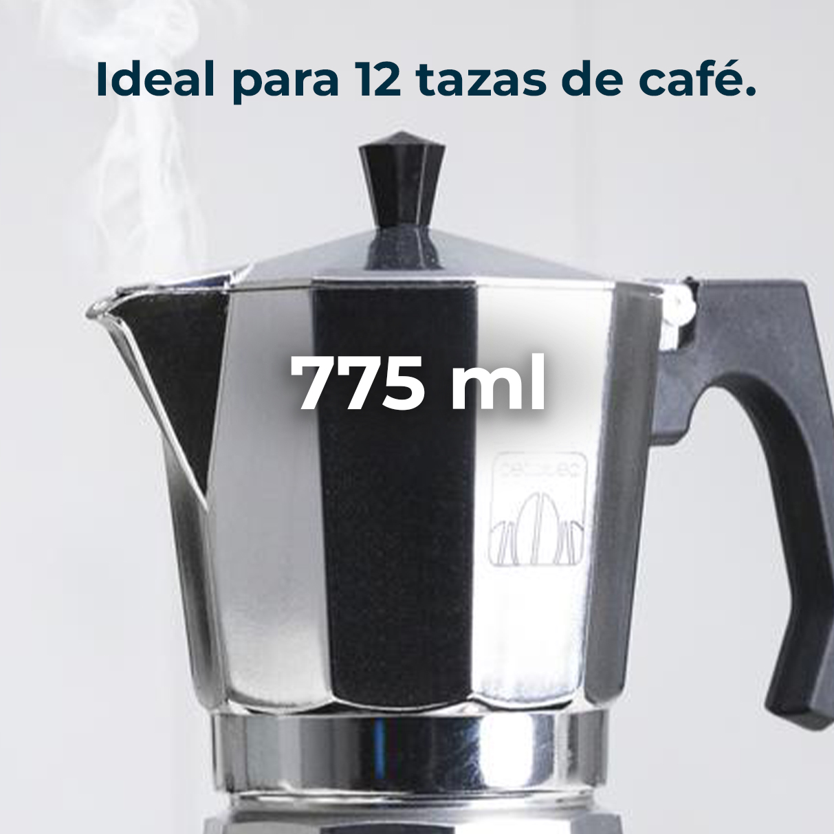 Un primo piano di una caffettiera argentata con manico e coperchio neri. Il testo recita 'Ideal para 12 tazas de café' e '775 ml'.