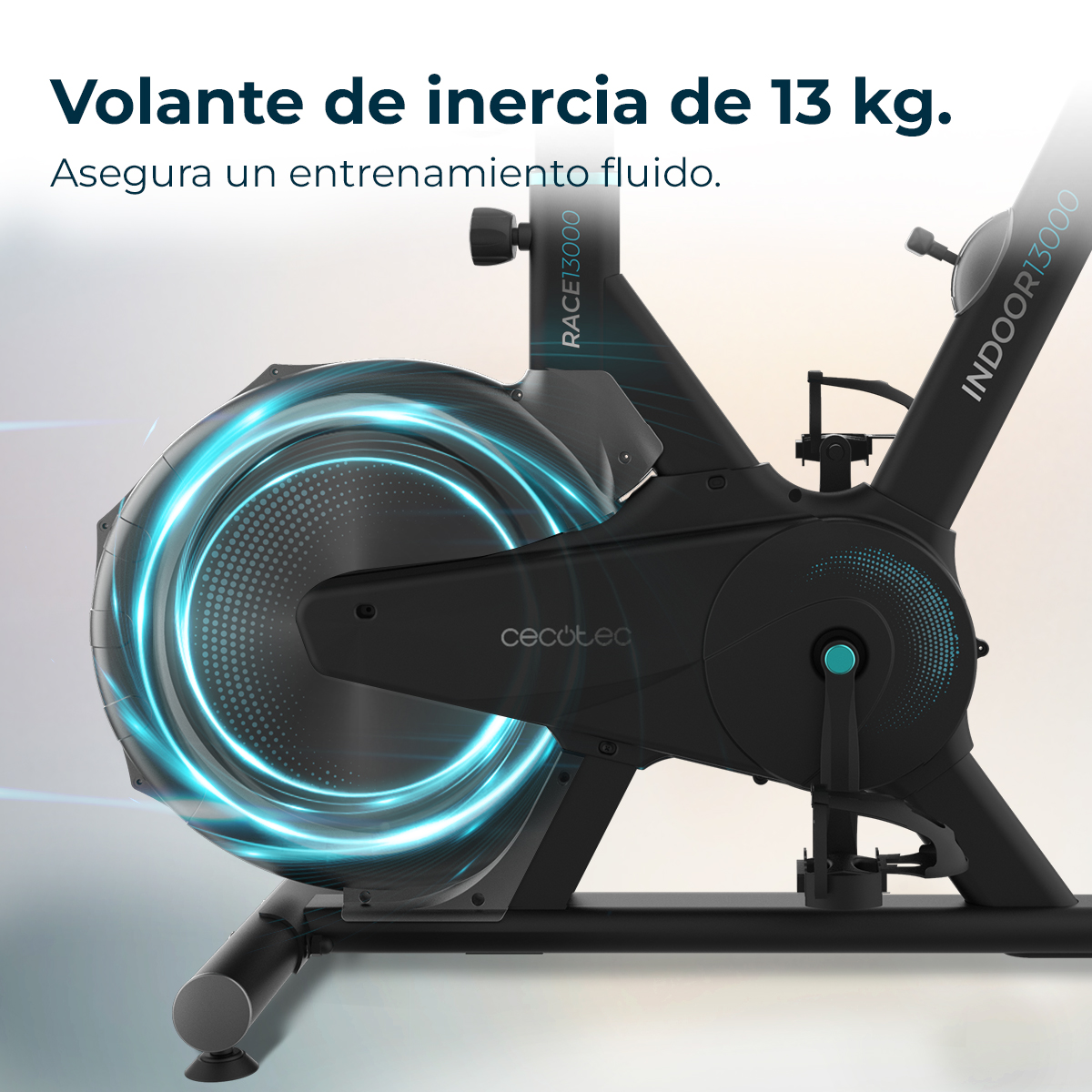 Czarny rower treningowy z niebieskim kołem zamachowym. Tekst: 'Volante de inercia de 13 kg.' i 'Asegura un entrenamiento fluido.'
