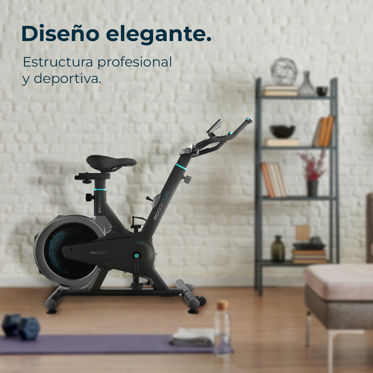 Rower stacjonarny w pomieszczeniu. Rower jest czarny i szary. Półka z książkami w tle. Maty i ciężarki z przodu.