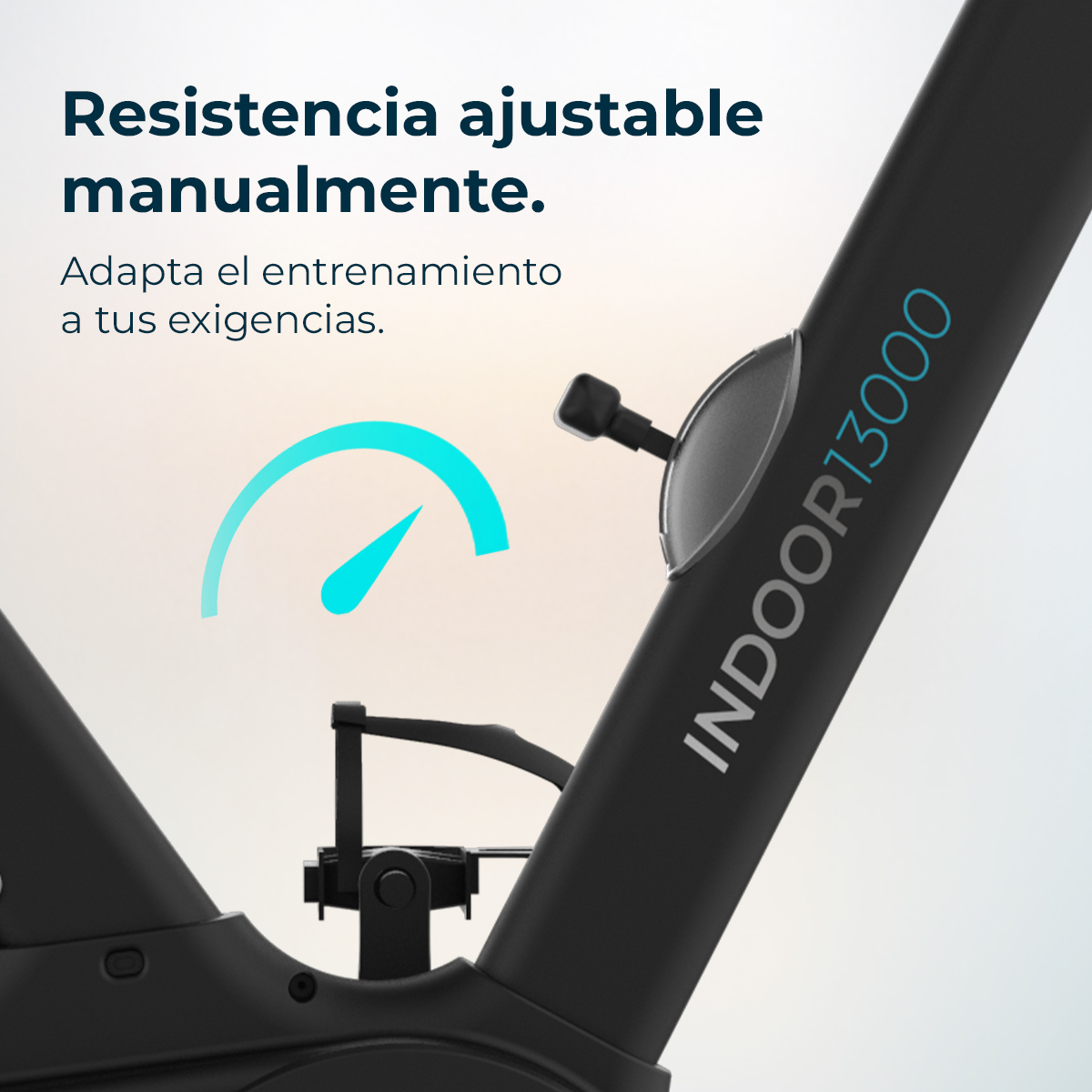 Zbliżenie roweru stacjonarnego. Posiada pokrętło regulacji oporu i wskaźnik. Tekst: Regulowany opór ręcznie. Dostosuj trening.