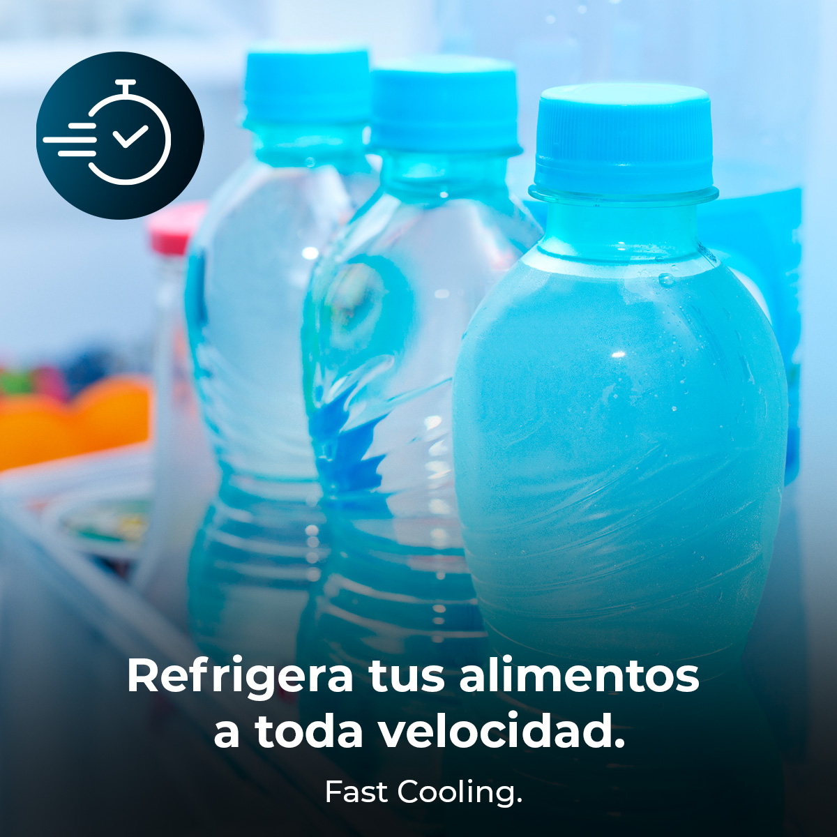Trzy butelki wody z niebieskimi nakrętkami w lodówce. Tekst: Szybkie chłodzenie. Szybko schładzaj jedzenie.