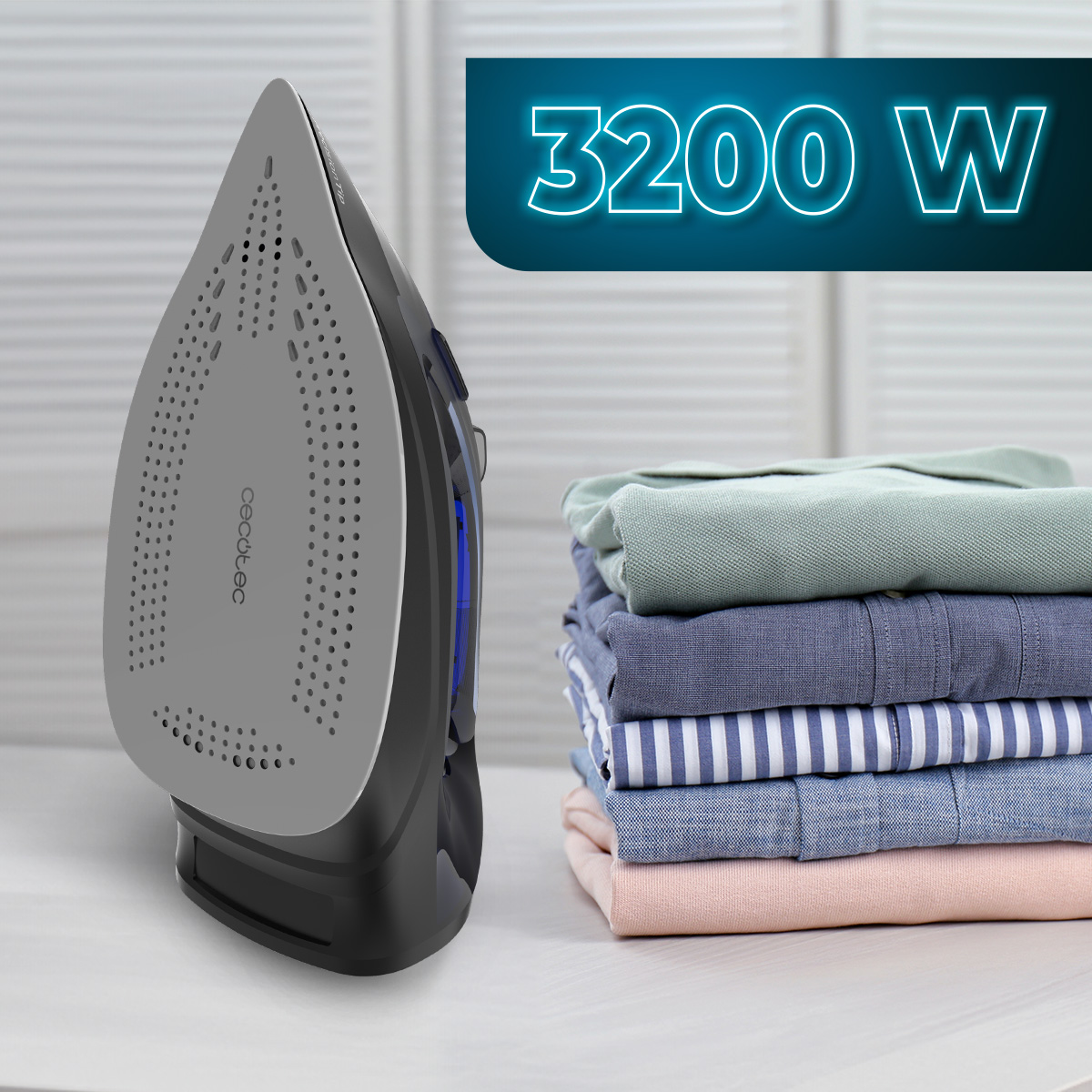 Un ferro da stiro con la scritta 3200 W. Accanto c'è una pila di vestiti piegati. Il ferro è grigio e nero.