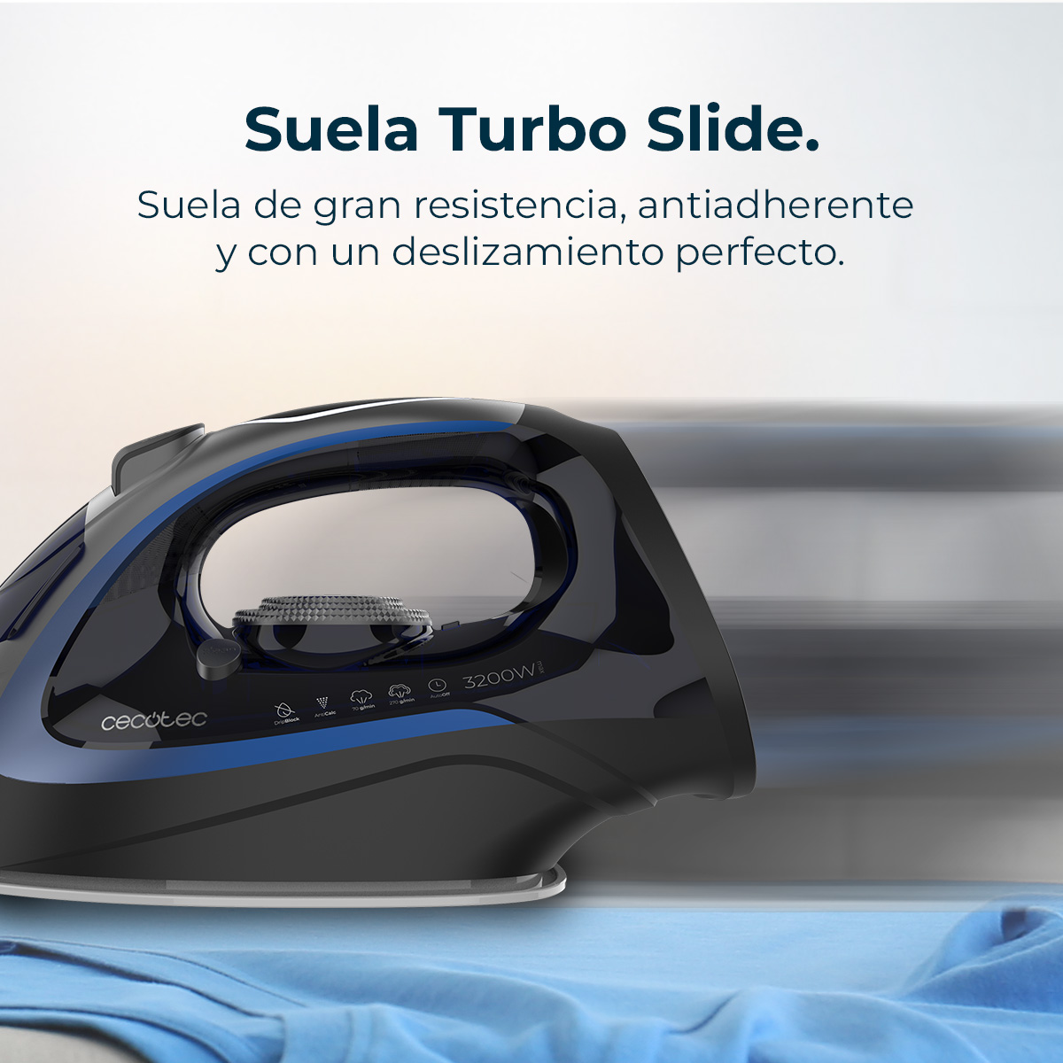 Un ferro da stiro nero e blu con testo 'Suela Turbo Slide' su sfondo bianco. È su un panno blu.