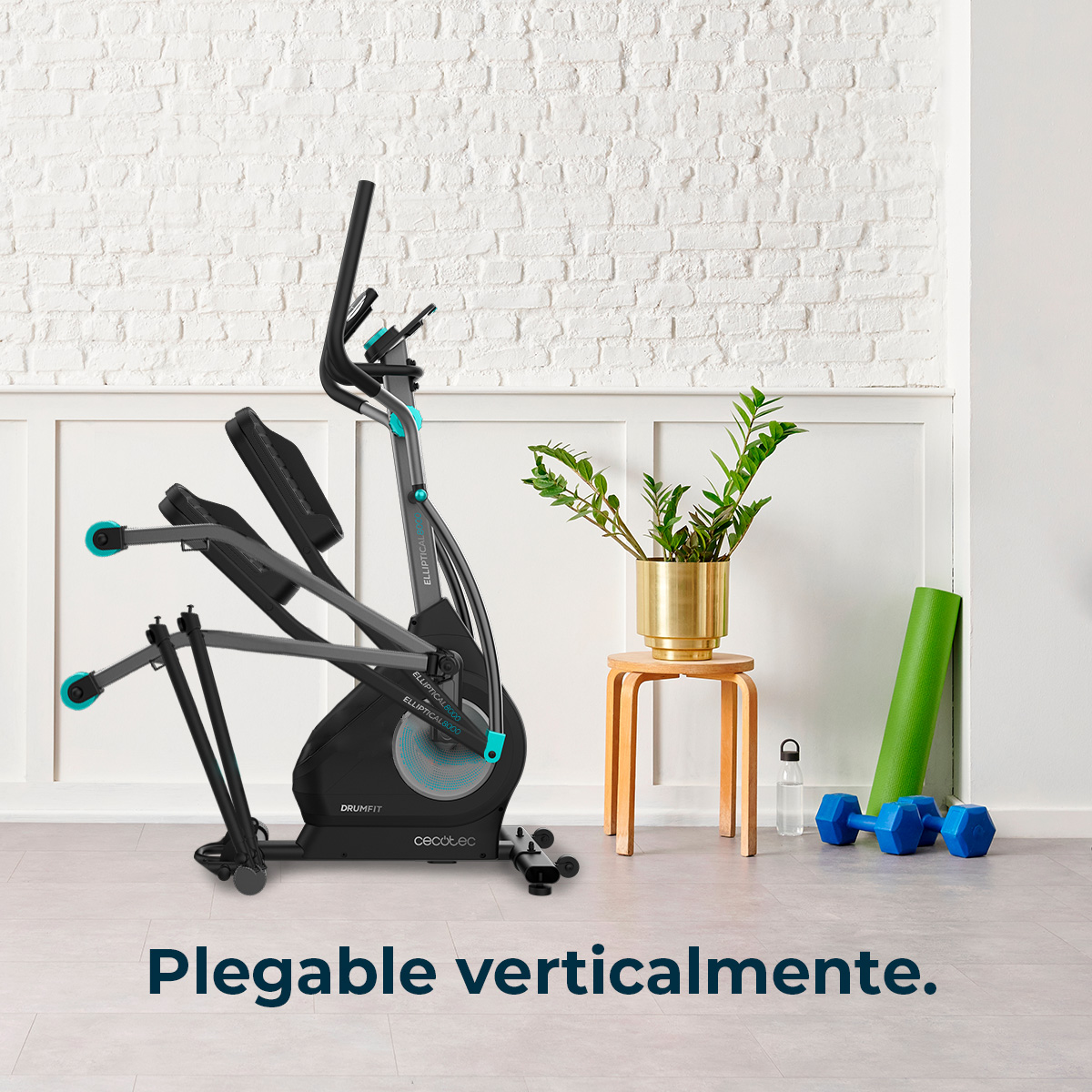 Ein Heimtrainer steht in einem Raum. Es gibt eine Pflanze, Hanteln und eine Yogamatte. Die Wand ist weiß und der Boden hell.