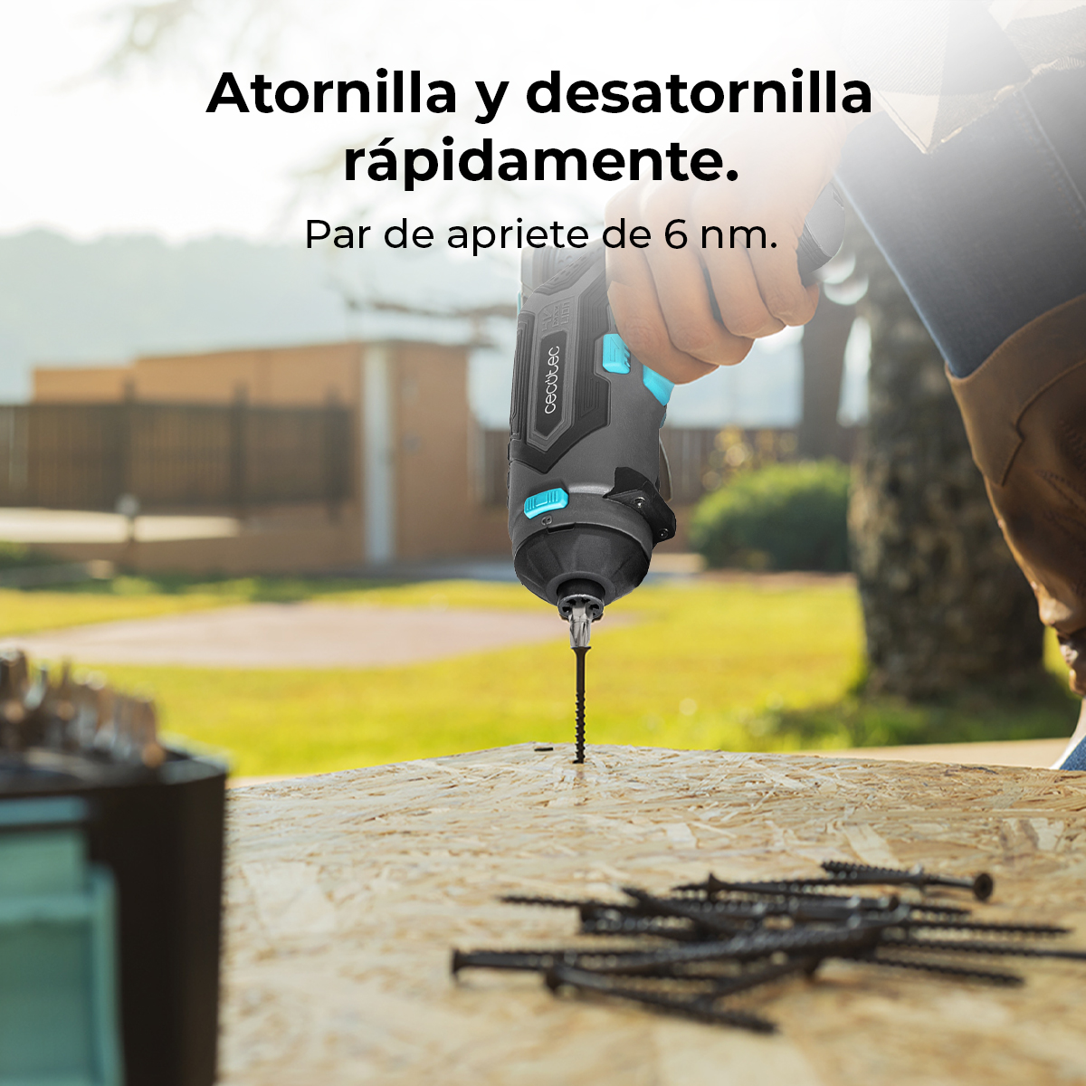 Una persona usa un cacciavite elettrico nero e blu per avvitare una vite nel legno. Diverse viti sono sul legno.