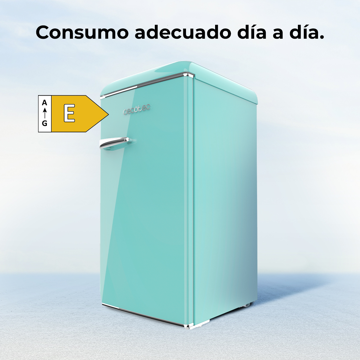 Un frigorifero retrò turchese con un'etichetta di efficienza energetica. Il testo 'Consumo adecuado día a día' è sopra.