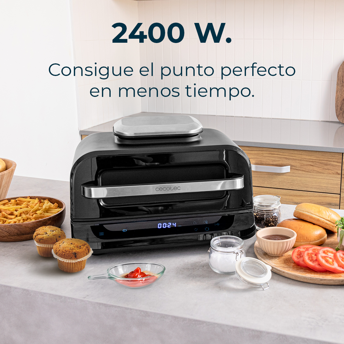 Una griglia Cecotec nera con cibi come muffin, patatine fritte, pomodori e salse. Mostra 2400 W e un timer di 00:24.