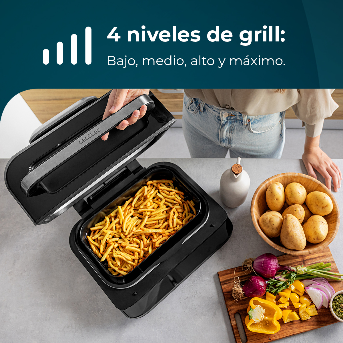 Griglia aperta con patatine fritte, verdure e patate su un bancone. Una persona è vicina. Testo: 4 livelli di grill: Basso, medio, alto e max.