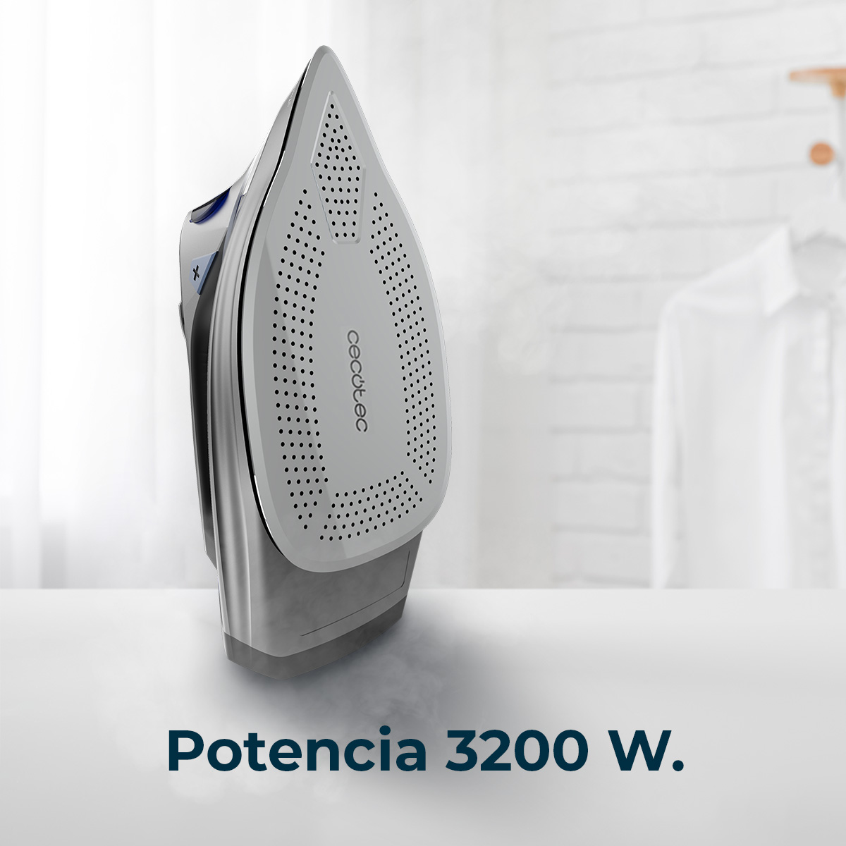 Nahaufnahme eines silbernen Bügeleisens mit weißer Basis. Dampf tritt aus dem Bügeleisen aus. Der Text 'Potencia 3200 W' steht unten.