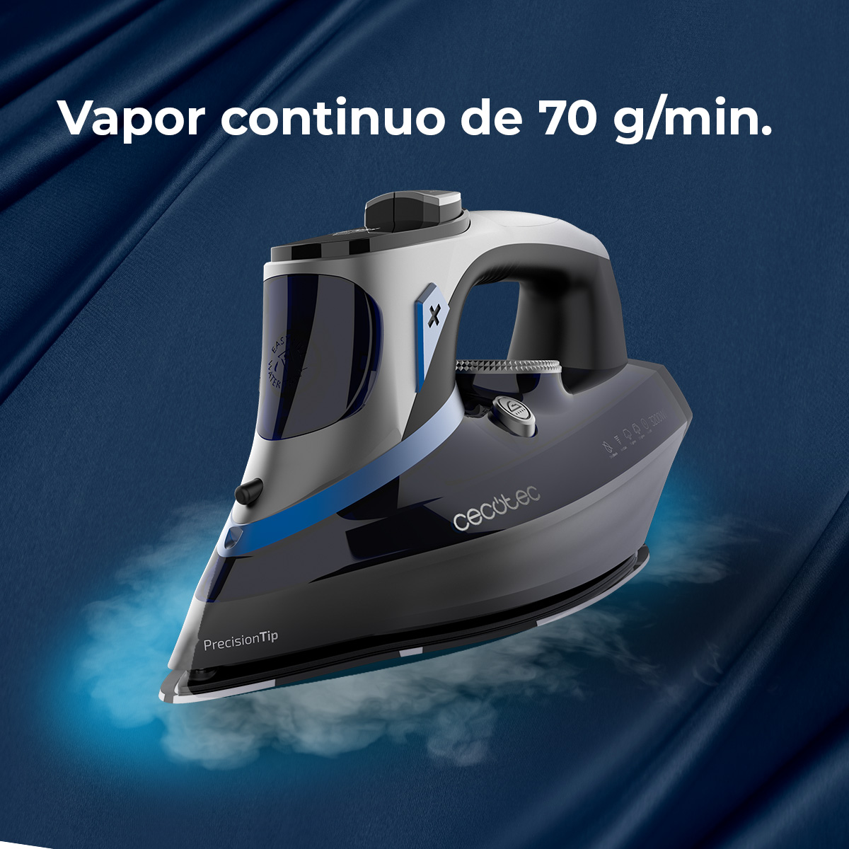 Ein modernes, schwarz-silbernes Bügeleisen mit blauen Akzenten, Dampf, der aus der Spitze austritt, auf blauem Stoff. Text: 'Vapor continuo de 70 g/min.'