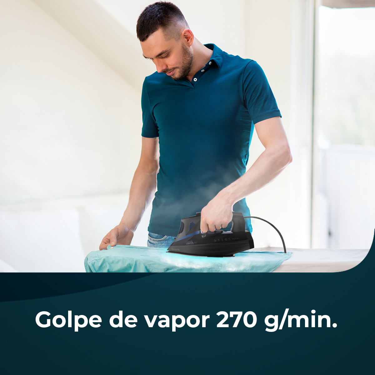 Ein Mann bügelt ein blaues Hemd auf einem Bügelbrett. Dampf steigt aus dem Bügeleisen auf. Der Text unten lautet: Golpes de vapor 270 g/min.