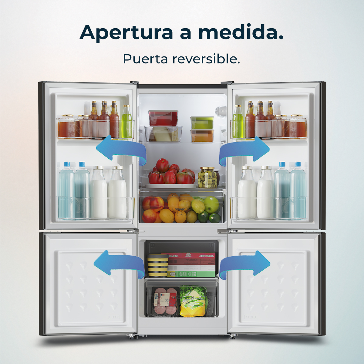 Refrigerador abierto con comida. Se ven frutas, verduras, botellas y frascos. Flechas azules indican la apertura de puertas.