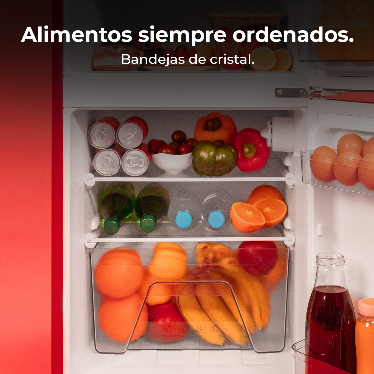 Lodówka wypełniona jedzeniem: owoce, warzywa, napoje i jajka. Tekst: 'Jedzenie zawsze uporządkowane. Kryształowe tace'.