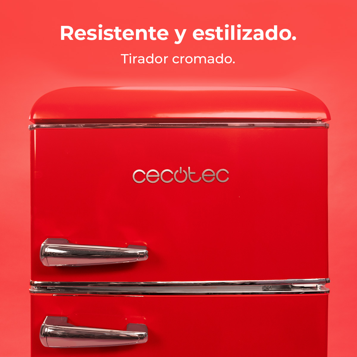 Czerwona lodówka retro z chromowanymi uchwytami. Widoczna nazwa marki 'cecotec'. Tło to gradient czerwieni.