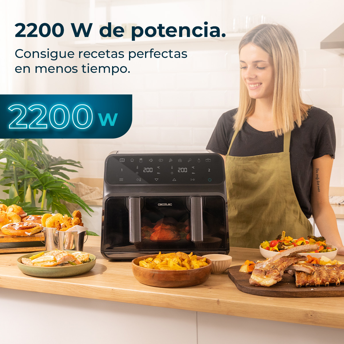Kobieta uśmiecha się obok czarnej frytownicy powietrznej. Dania z jedzeniem są na blacie. Tekst mówi '2200 W mocy' i '2200 w'.