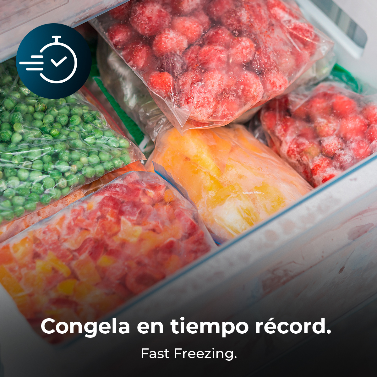 Congelador con bolsas de verduras y frutas congeladas. Incluye guisantes, fresas y otras verduras mixtas. Texto: Congelación rápida.