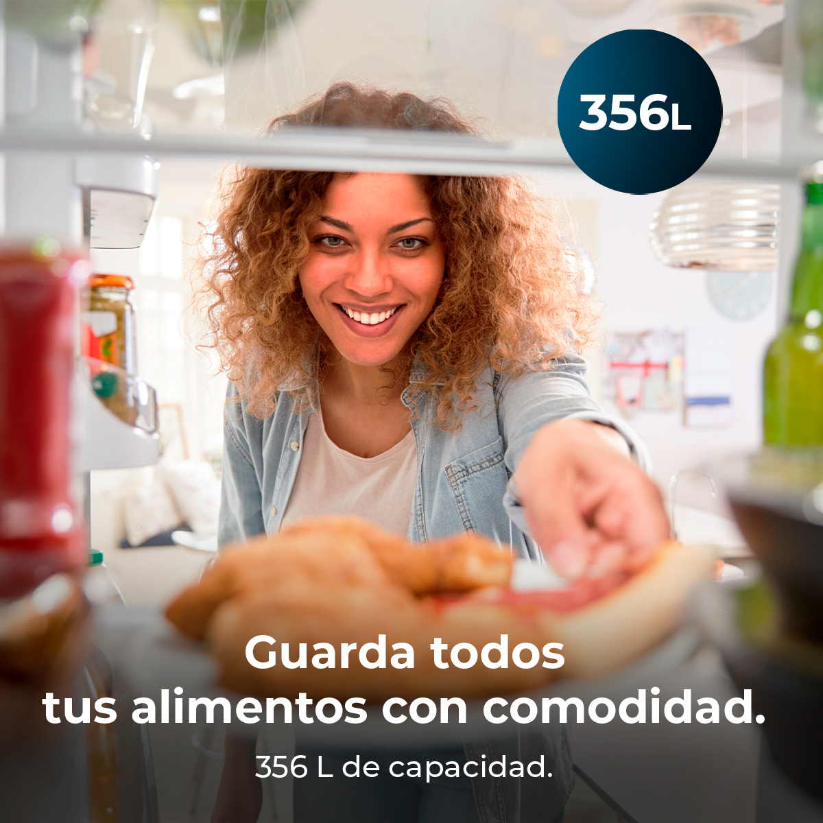 Una mujer sonríe mientras busca comida en una nevera. Texto: 'Guarda tus alimentos con comodidad. 356 L de capacidad.'
