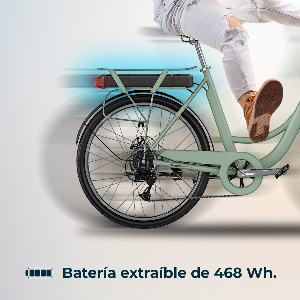 Osoba jedzie na zielonym rowerze elektrycznym. Rower ma czarny akumulator, a tekst mówi, że ma 468 Wh. Tło jest rozmyte.
