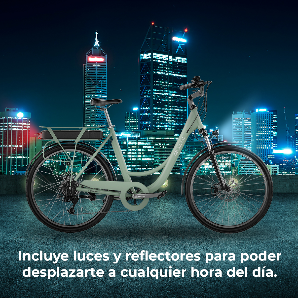 Miętowy zielony rower elektryczny stoi przed nocnym krajobrazem miejskim. Rower ma światła i odblaski. Tekst mówi, aby podróżować w dowolnym momencie.
