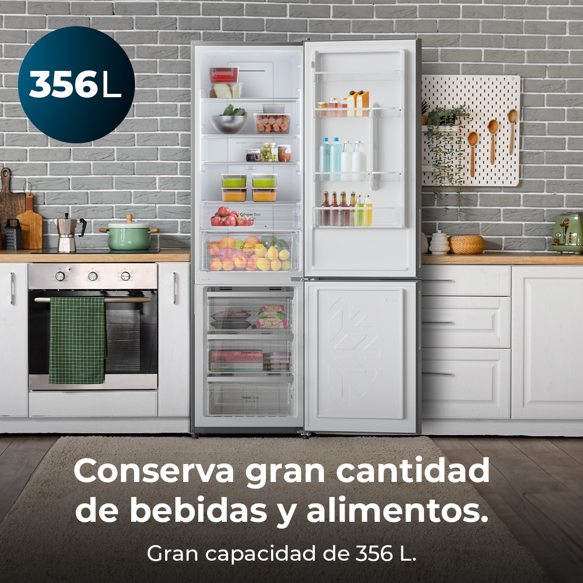 Un refrigerador moderno con las puertas abiertas, lleno de alimentos y bebidas. La cocina tiene una pared de ladrillo y armarios de madera.
