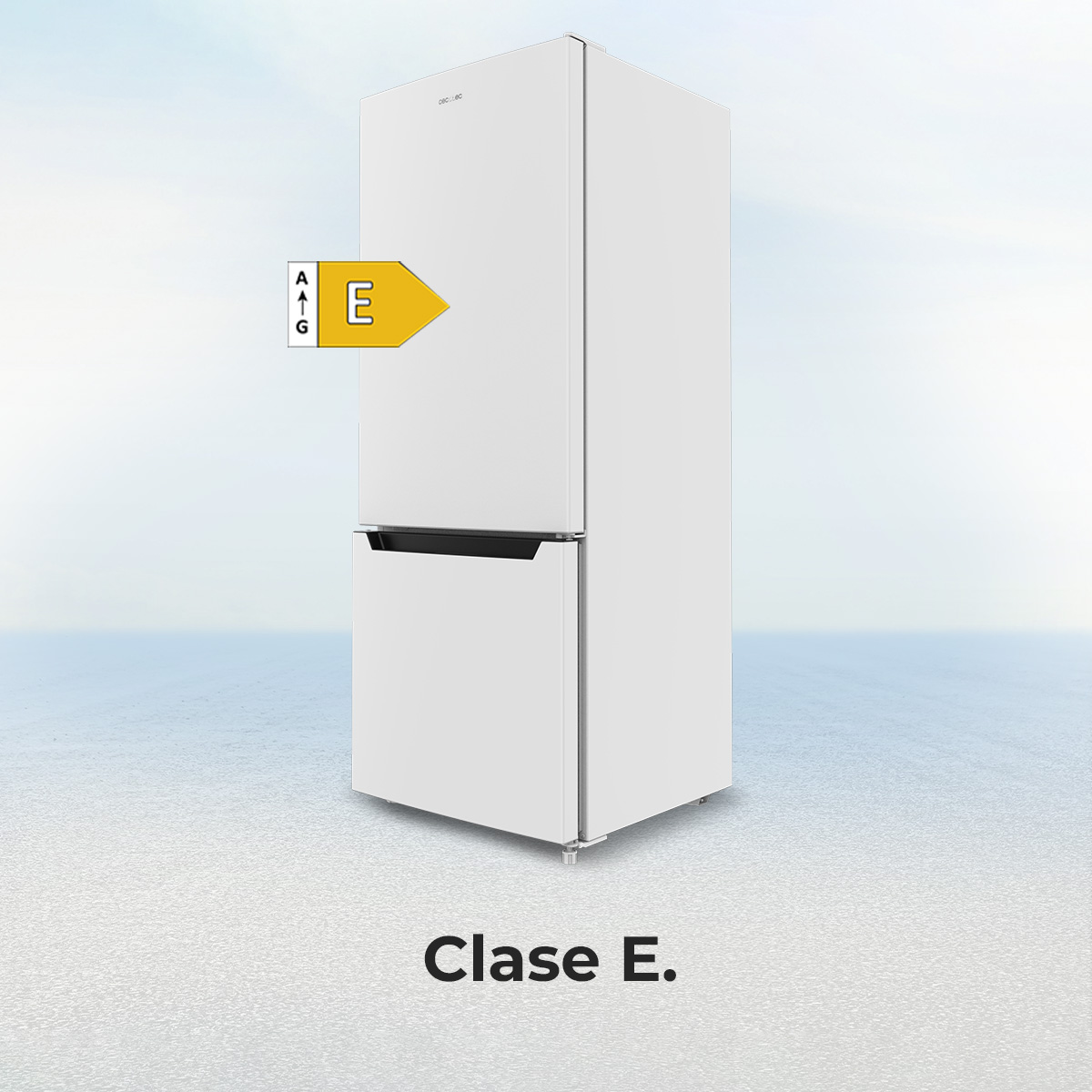 Un frigorifero bianco a due porte. Ha un'etichetta energetica che mostra una classe 'E'. Il testo 'Clase E' è in basso.