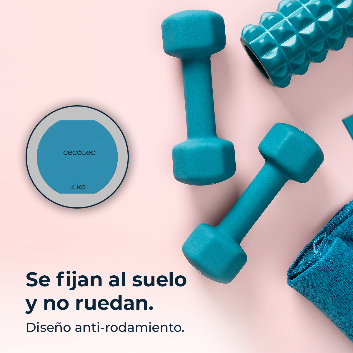 Immagine con attrezzature per il fitness: due manubri blu, un rullo strutturato, un asciugamano e una piastra di peso su sfondo rosa. Testo incluso.