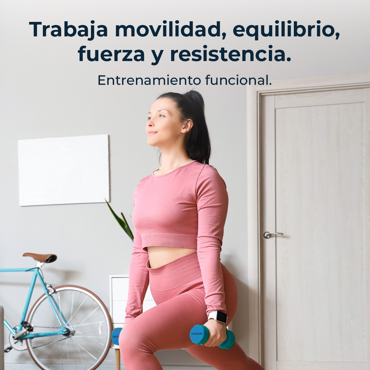 Donna in abbigliamento sportivo rosa, con manubri, fa affondi. Una bici blu e una porta bianca sullo sfondo.