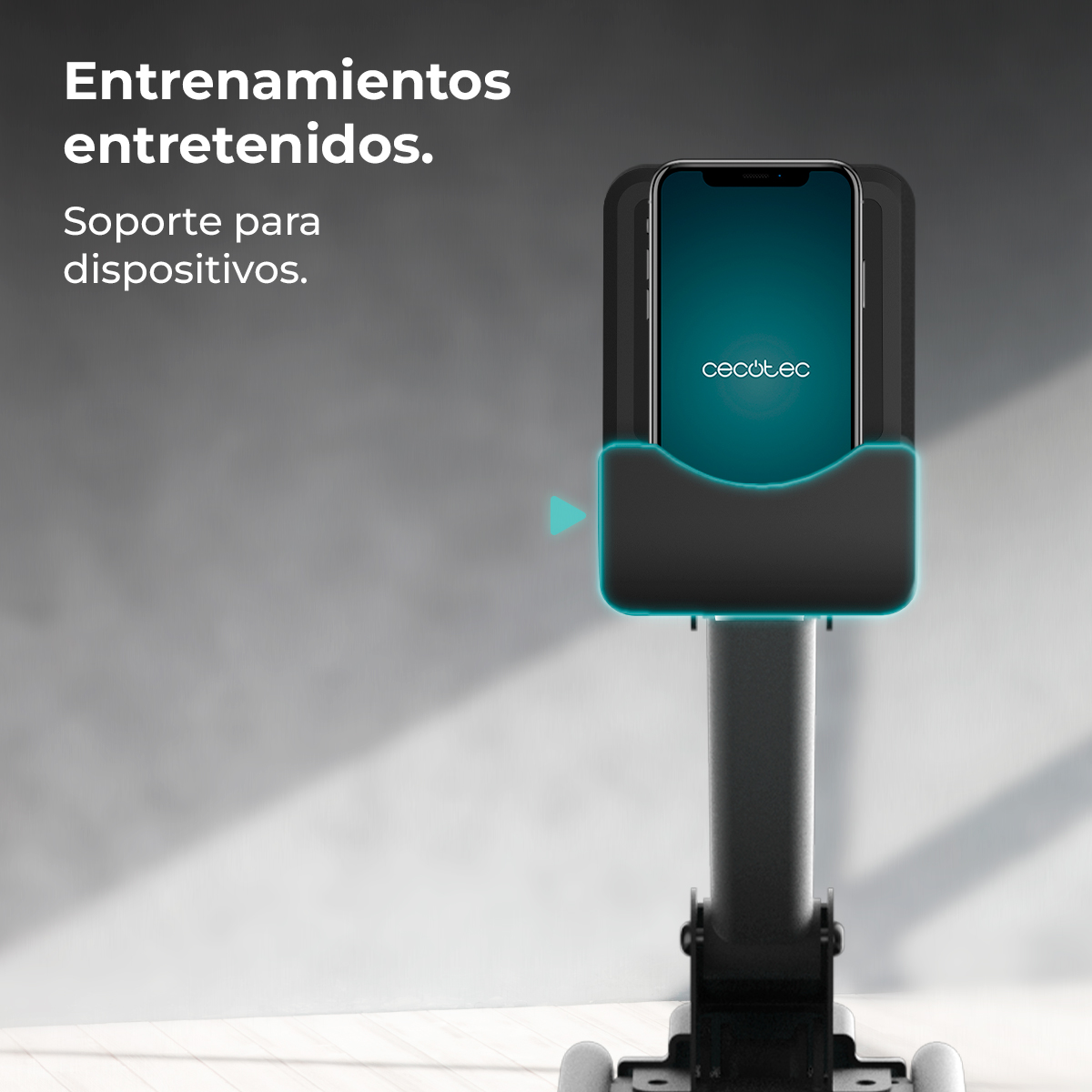 Un telefono in un supporto nero, con un bagliore turchese, è montato su un supporto nero. Il telefono mostra il logo Cecotec.