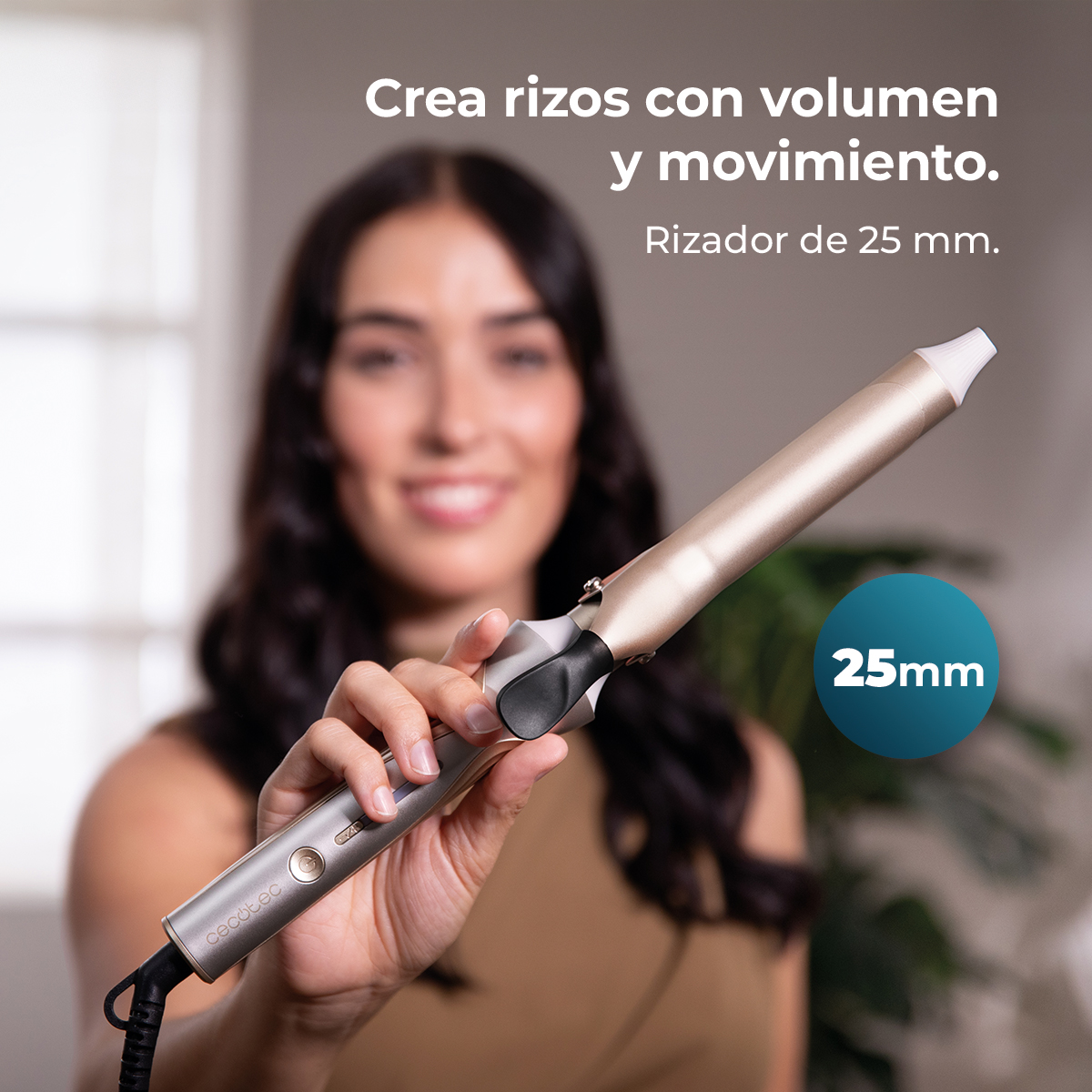 Donna che tiene un arricciacapelli. Testo: Crea rizos con volumen y movimiento. Rizador de 25 mm.