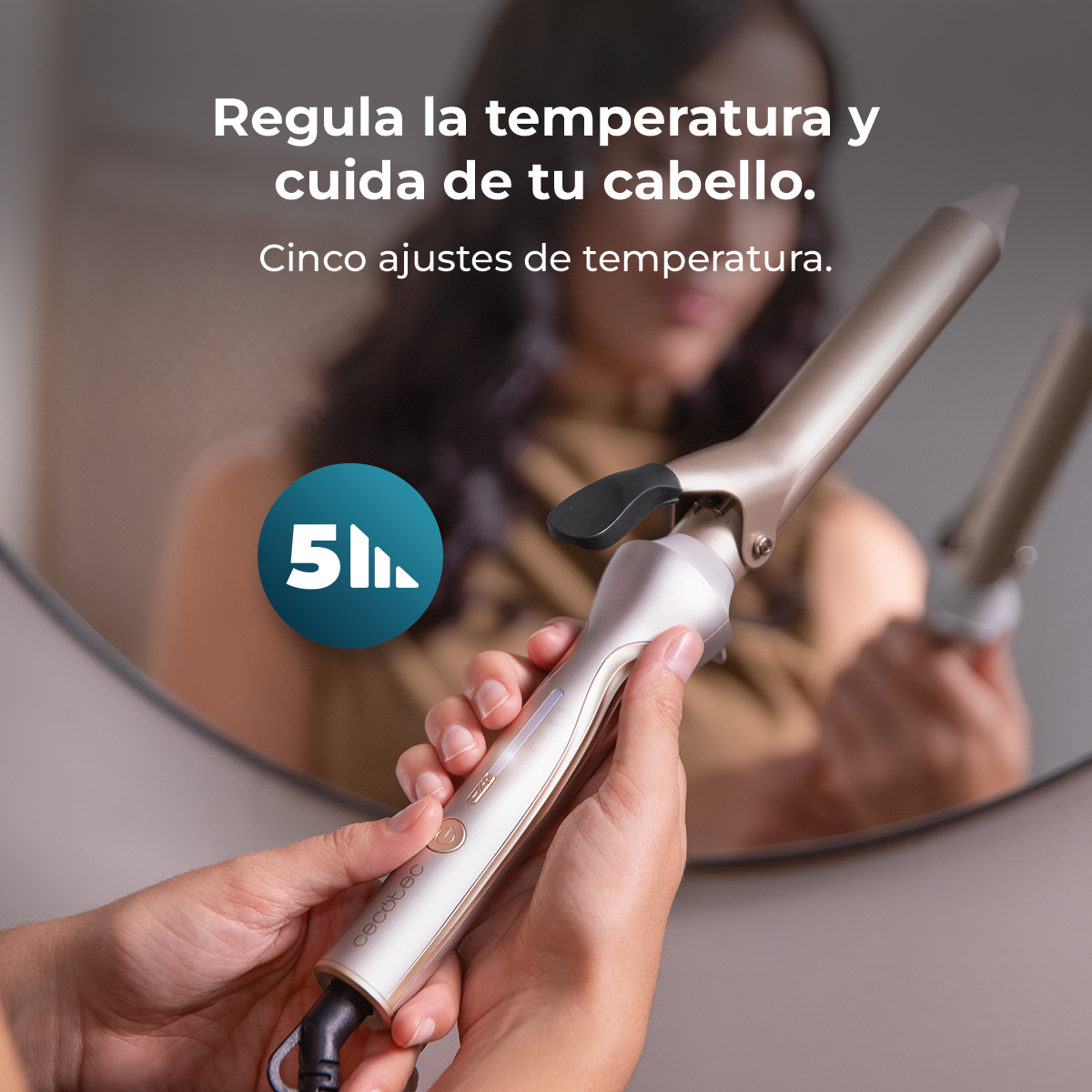 Una persona tiene un ferro arricciacapelli davanti a uno specchio. Il testo dice: Regola la temperatura e cura i tuoi capelli. Cinque impostazioni di temperatura.