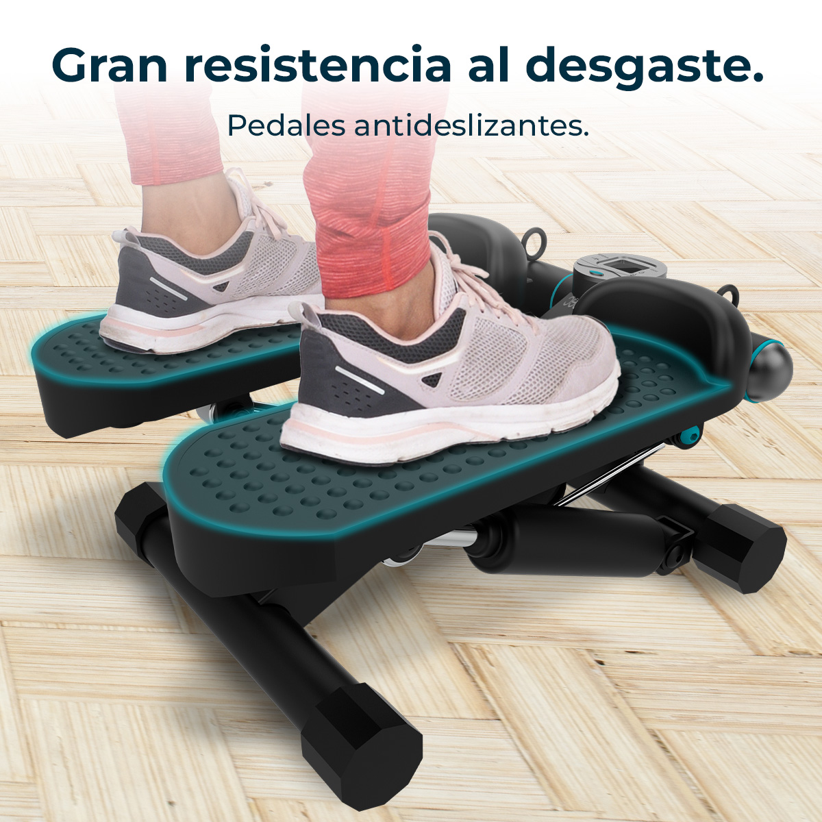 Pies de una persona con zapatillas en una máquina de step, con pedales antideslizantes. Fondo de suelo de madera. Texto: Alta resistencia al desgaste.