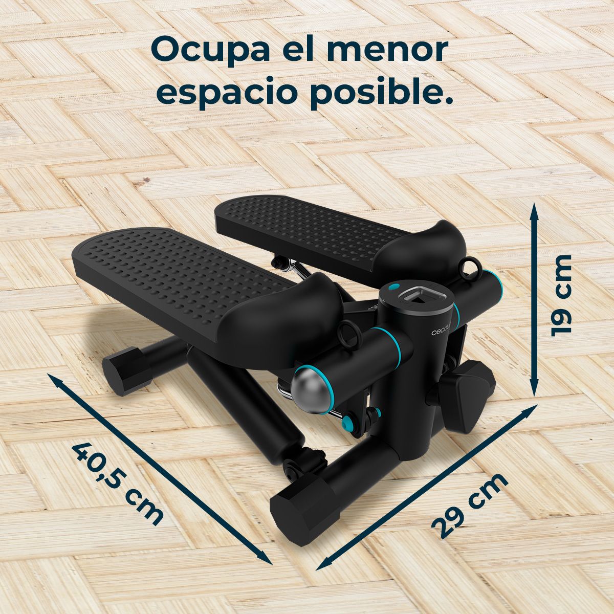 Máquina de step negra con detalles azules sobre suelo de madera. Dimensiones: 40,5 cm, 29 cm y 19 cm. Texto: Ocupa el menor espacio posible.