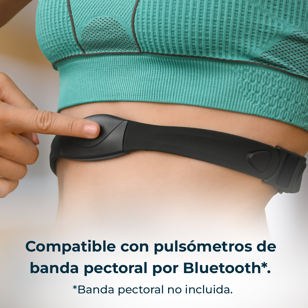 Una persona indossa un reggiseno sportivo turchese e un cardiofrequenzimetro nero. Un dito indica il monitor. Il testo dice compatibile Bluetooth.