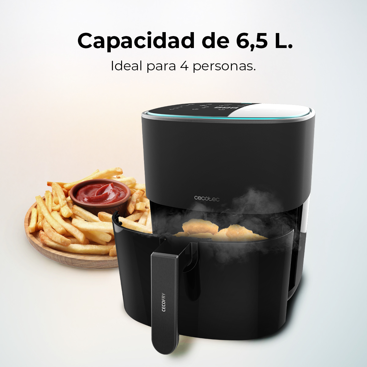 Una freidora de aire Cecotec negra con papas fritas y salsa de tomate. La freidora tiene una capacidad de 6,5L, ideal para 4 personas.