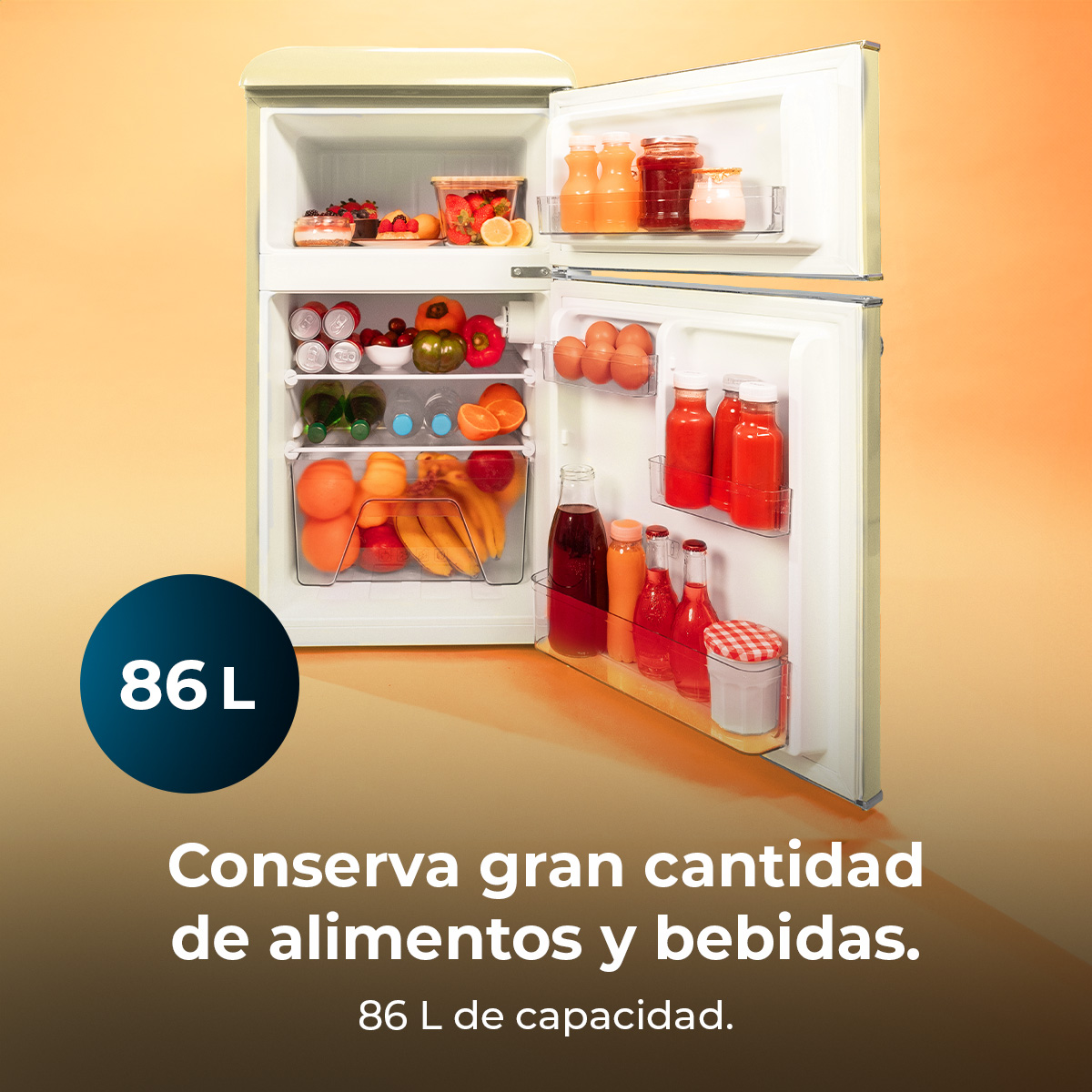 Otwarta lodówka wypełniona owocami, napojami i artykułami spożywczymi. Ma pojemność '86 L'. Tekst mówi, że konserwuje żywność i napoje.
