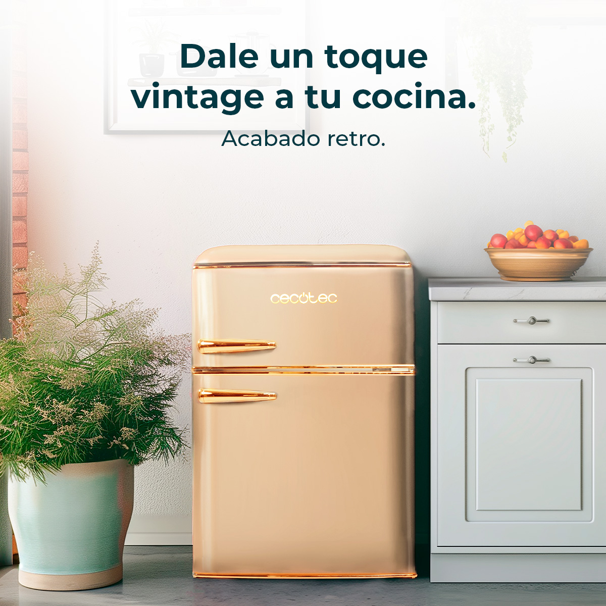 Złota lodówka w stylu vintage w kuchni. Po lewej roślina, po prawej szafka, na górze owoce.